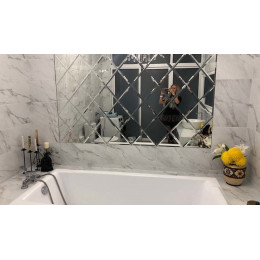 Зеркальное панно ромбами в интерьере ванной комнаты В-1